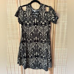 NWOT SIZE M Paisley Dress With Shoulder Cutout Detail | Soft & Stretchy Material